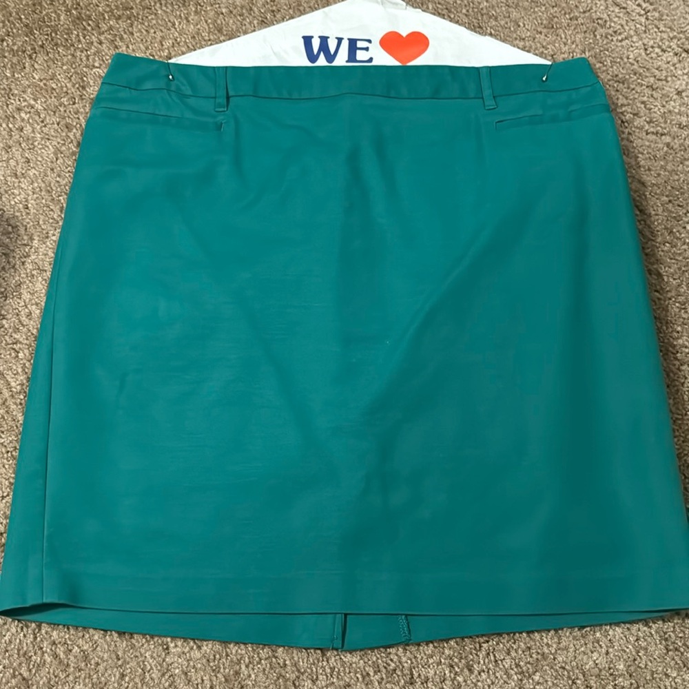 Green skirt with pockets